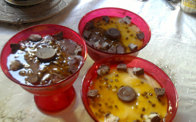 Mousse de chocolate com coco e maracujá