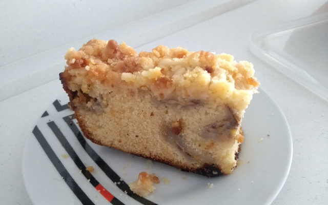 Banana no cuque com calda e farofa crocante