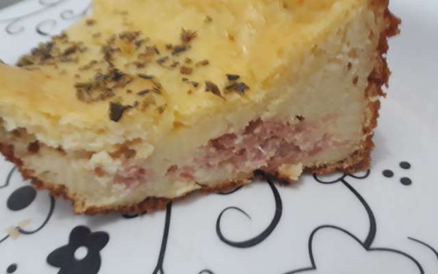 Bolo cremoso de calabresa e queijo