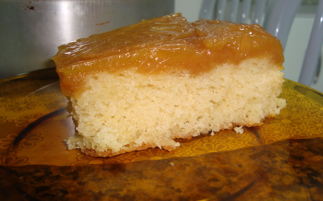 Bolo caramelado de abacaxi
