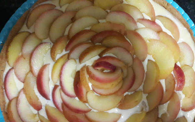 Torta de maçã caramelizada com castanha-do-pará e mousse de leite condensado cozido