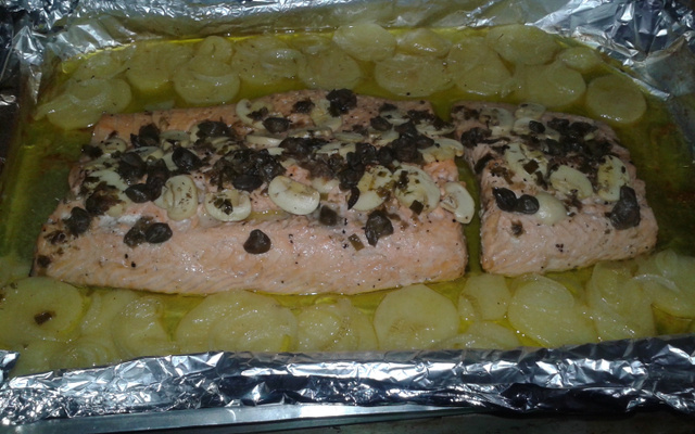 Salmão no forno ao molho de alcaparras e champignon