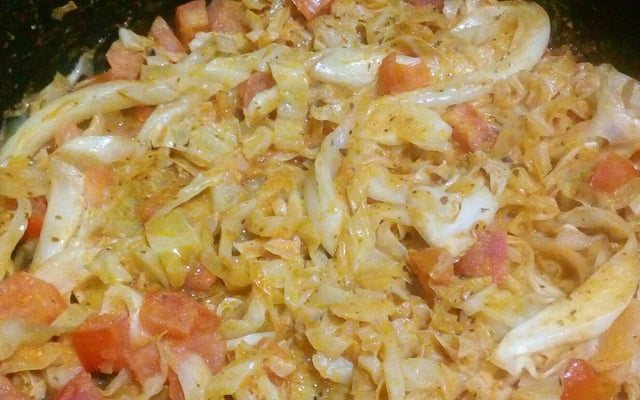 Repolho refogado na manteiga com tomate