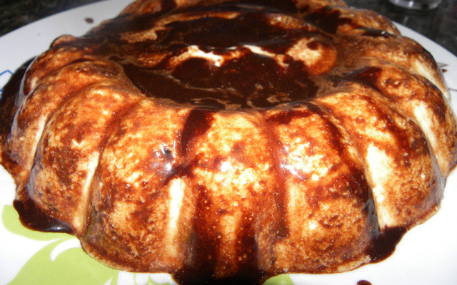 Sorvete de leite condensado com calda de chocolate