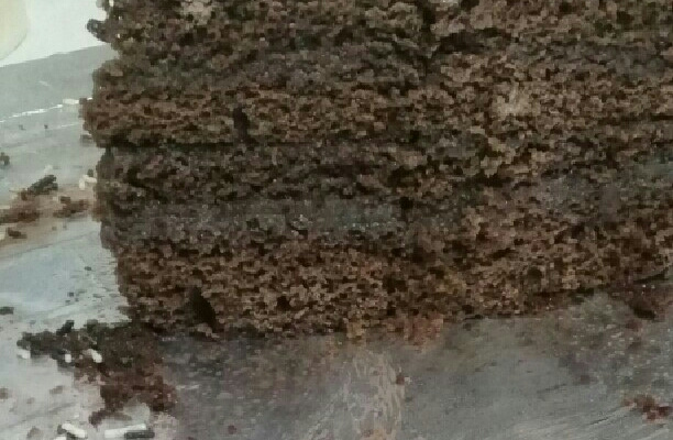 Pão de ló de chocolate com recheio e cobertura