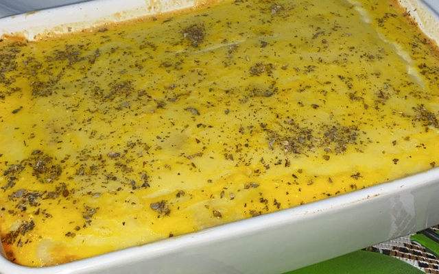 Escondidinho de requeijão com carne moída