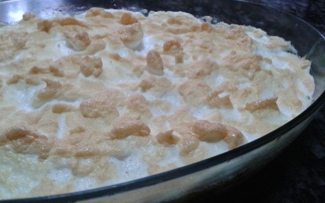 Chico balanceado com banana