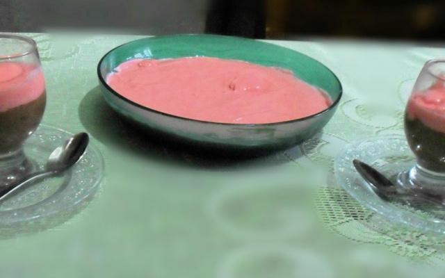 Creme sensação morango com chocolate