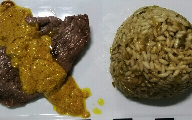 Filé mignon ao molho de mostarda com risoto de alho-poró