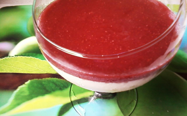 Panna cotta light com geleia de morango