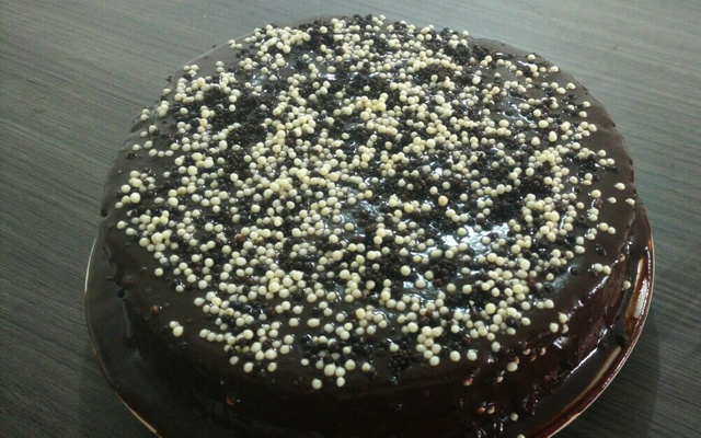 Bolo de chocolate de microondas com calda de falso brigadeiro