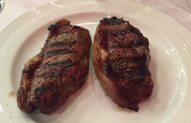 Bife de chorizo (argentino) grelhado com folhas verdes