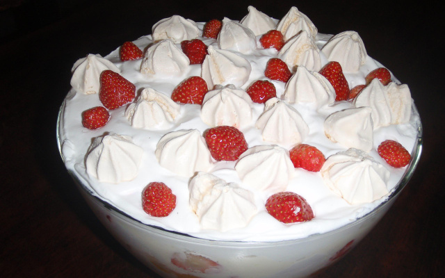 Merengue de morangos e pêssegos cremoso