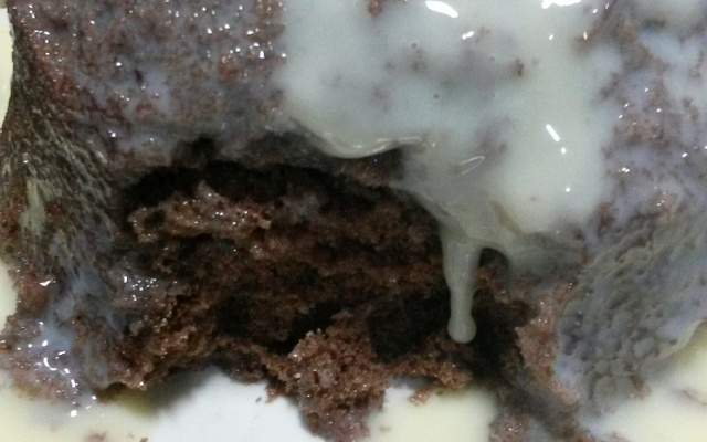 Bolo simples de caneca de micro-ondas