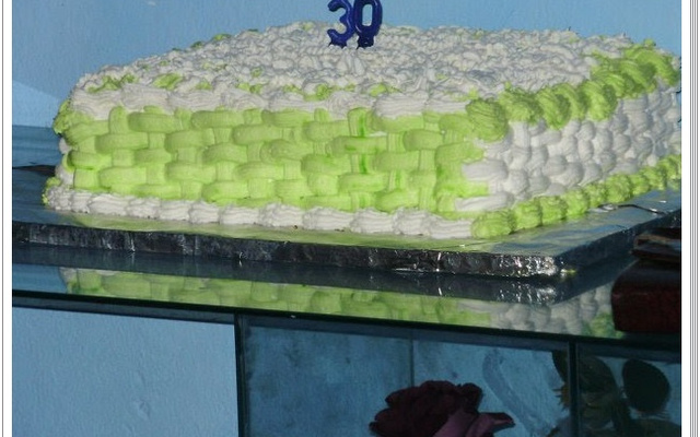 Bolo de aniversário de coco com ameixa