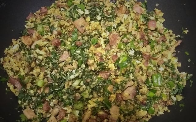 Farofa de ovos com couve