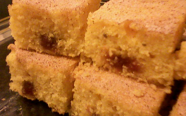 Bolo de fubá com goiabada