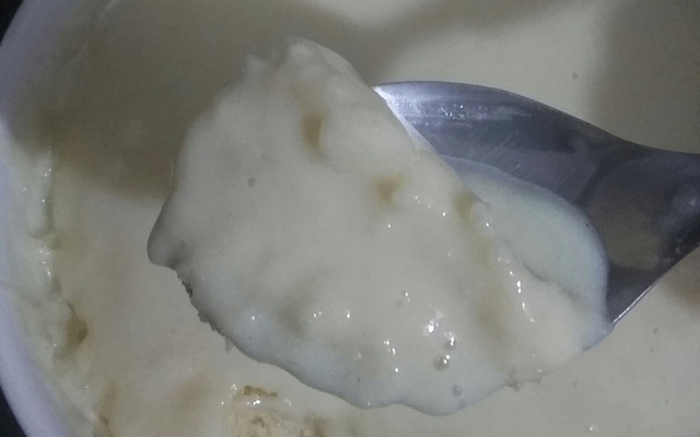 Bolo de caneca de chocolate branco