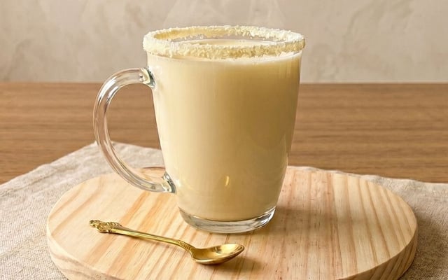 Leite Ninho quente cremoso em copo com borda decorada