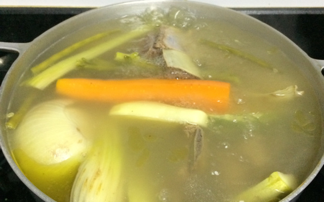Brodo italiano para risotos e outros pratos