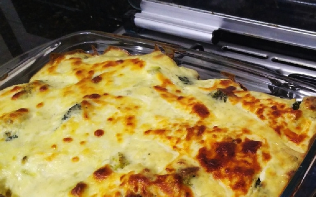 Batata gratinada com brócolis e bacon