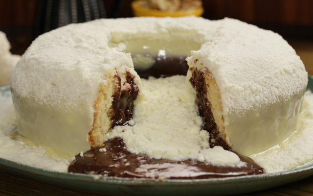 Bolo vulcão de leite em pó com creme de avelã