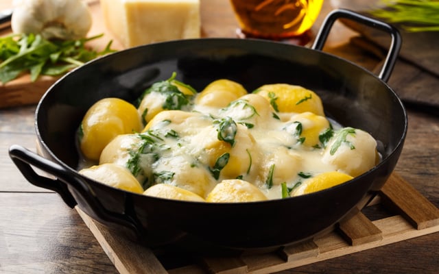 Capeletti ao molho de gorgonzola e pesto