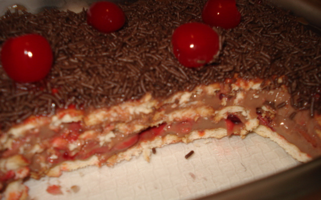 Pavê de brigadeiro com cerejas