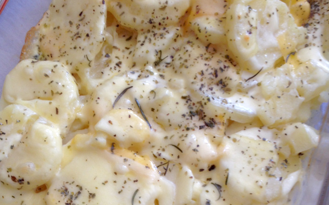 Batata gratinada com requeijão e ervas