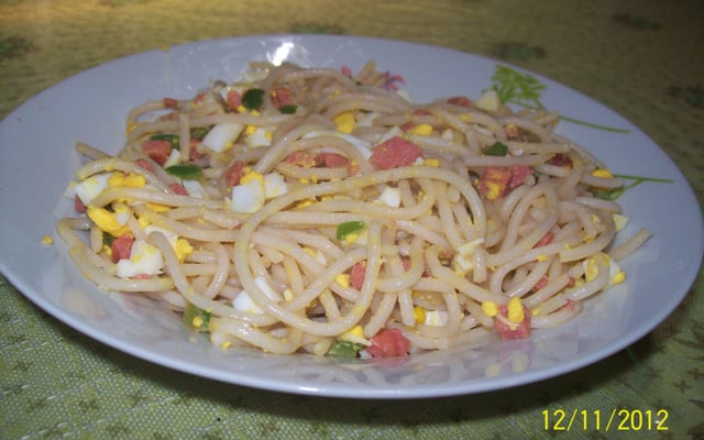 Macarrão com ovos cozidos