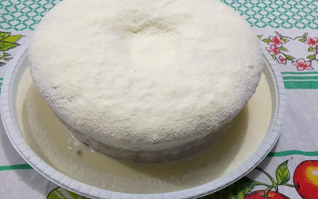 Bolo vulcão de leite em pó com creme de avelã
