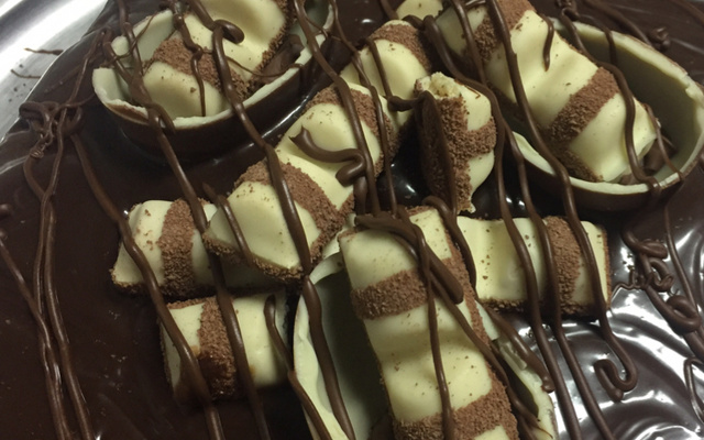 Torta mousse de chocolate branco com creme de chocolate preto