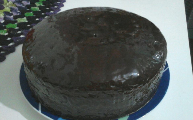 Bolo de chocolate e calda de chocolate