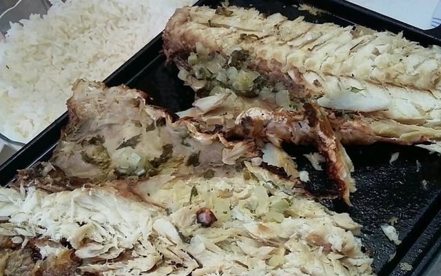 Peixe assado na brasa