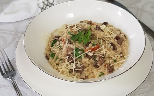 Risoto de filé mignon com tomate seco, rúcula e muzarela de búfala