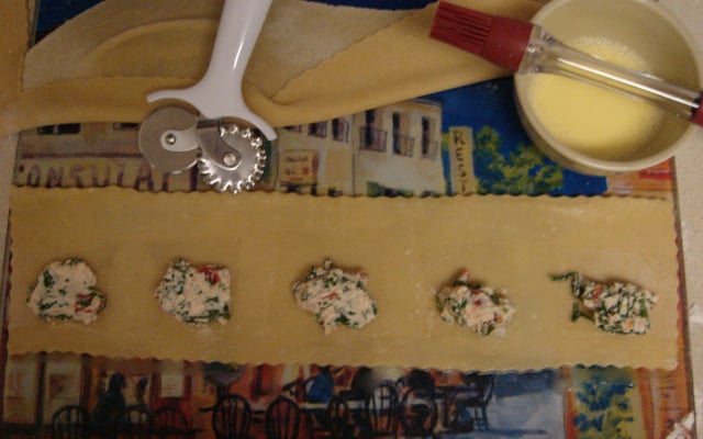 Ravioli com recheio de ricota, rúcula e tomate seco regado ao molho Alfredo