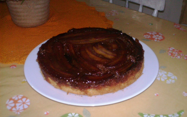 Bolo de banana caramelada e massa de polentina