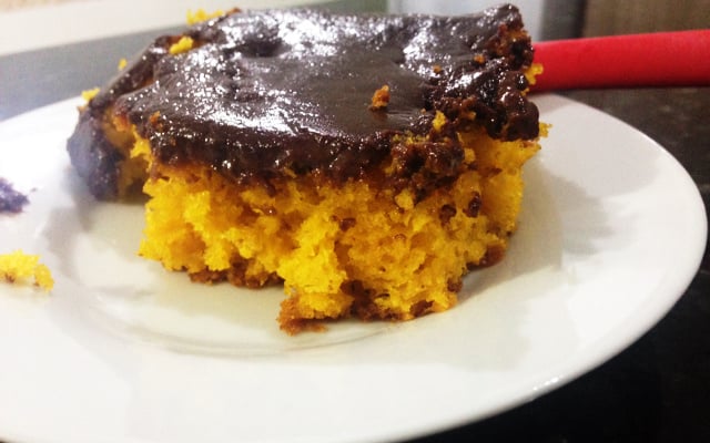Bolo de cenoura com calda de chocolate