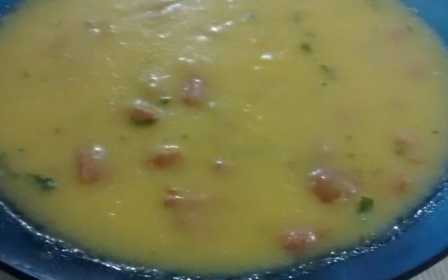 Sopa de milho com frango desfiado