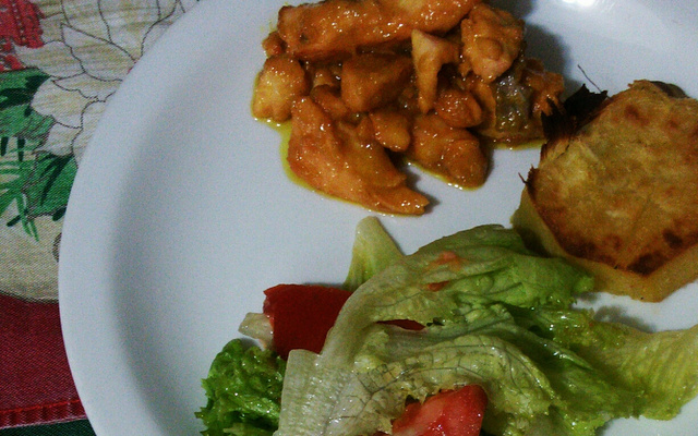 Salmão grelhado ao mel, laranja e mostarda