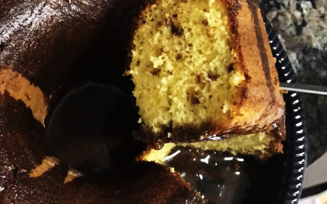 Bolo simples de coco com cobertura de chocolate (muito fácil)