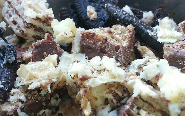 Pavê de biscoito waffer com cobertura de chocolate