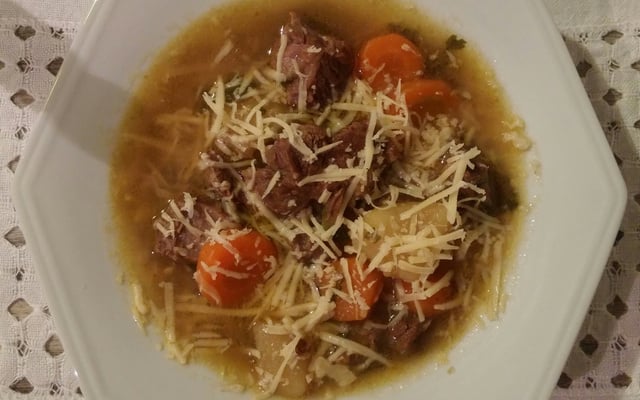 Sopa de músculo com legumes