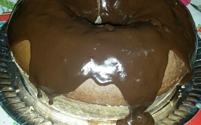 Bolo de chocolate com cobertura de brigadeiro