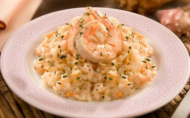 Risoto de camarão de Dia dos Namorados finalizado com salsinha