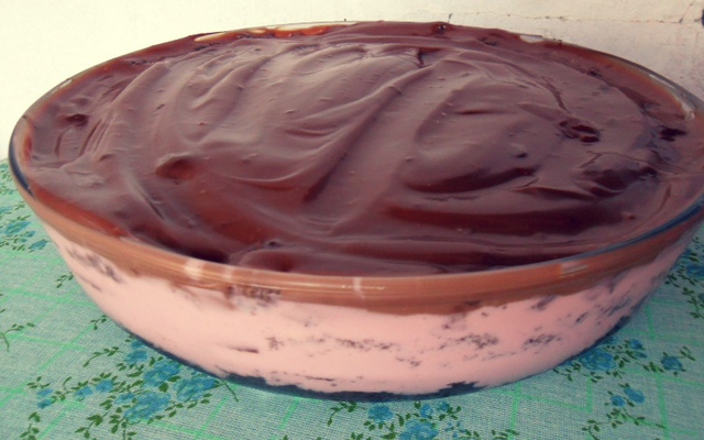 Bolo de chocolate com danone na travessa