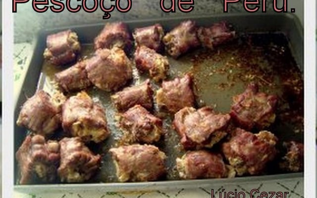 Pescoço de peru ao forno com pirão