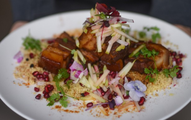 Barriga de porco com cuscuz marroquino, vegetais, molho e pururuca