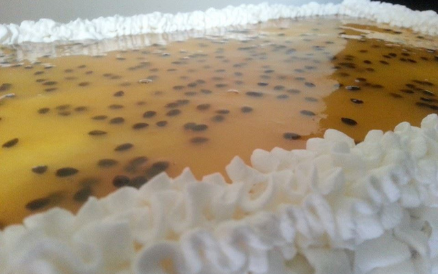 Bolo delicioso de mousse de maracujá