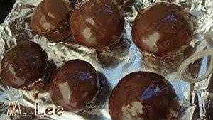 Muffins recheados e com cobertura de chocolate